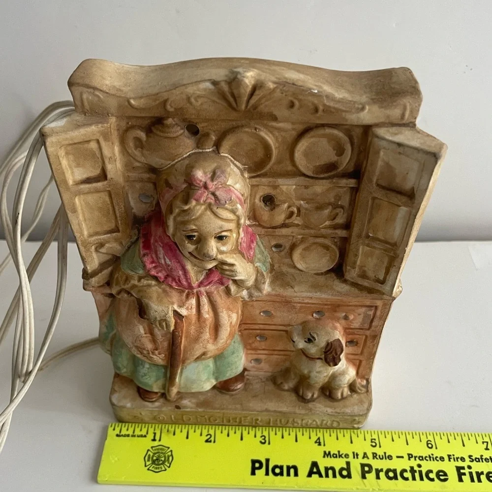 Vintage Old Mother Hubbard Cupboard Dog Ceramic Lamp Night Light Made in USA